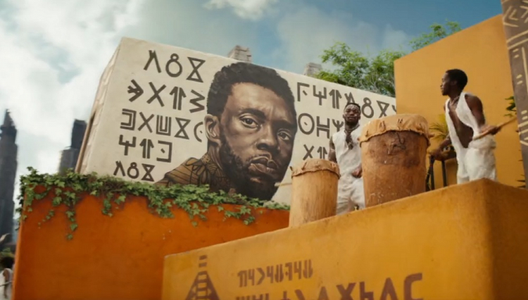 Cena do trailer de Pantera Negra que mostra mural com o rosto de Chadwick Boseman