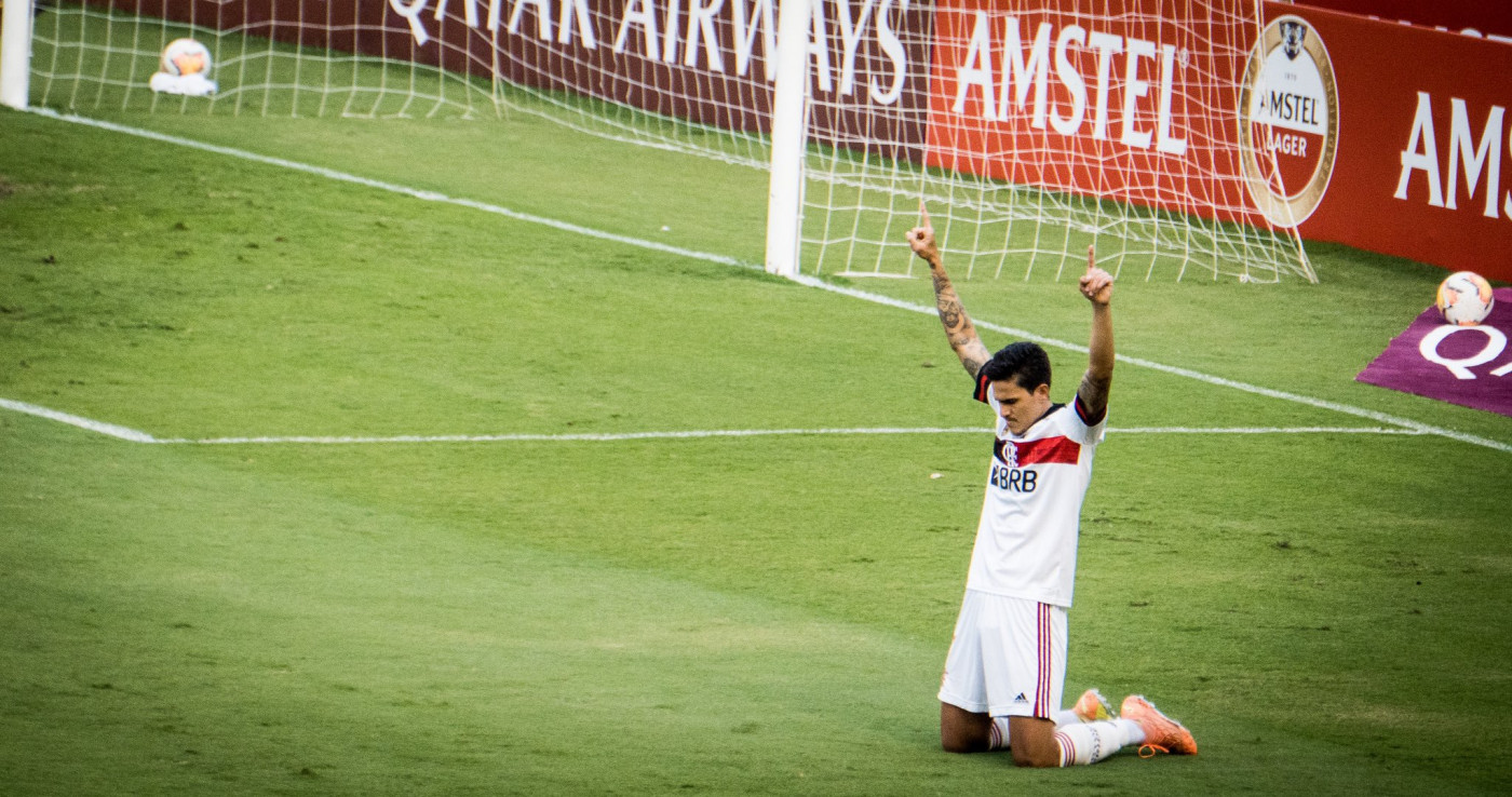 Pedro comemora gol com a camisa do Flamengo
