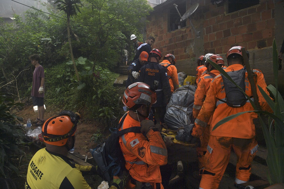 Equipes resgatam corpos em zona atingida por chuvas em Petrópolis