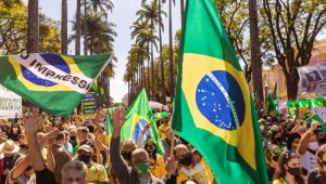 Vários manifestantes com bandeiras e camisetas do Brasil em protesto