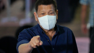 Presidente das Filipinas Rodrigo Duterte de máscara apontando para a câmera
