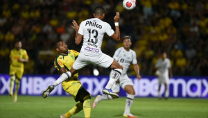 Lucas Braga, do Santos, cabeceia em disputa de bola com atleta do Mirassol