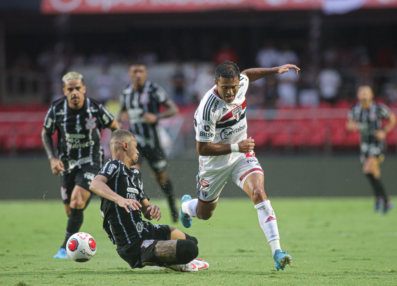 Um dia antes de briga na torcida, jogadores do Querétaro simularam