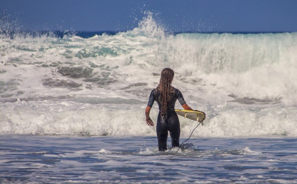 Berço do surfe, Santos usa o esporte para transformar vida de idosos e  pessoas com deficiência