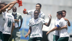 Com Endrick no centro, jogadores do Palmeiras comemoram a classificação à próxima fase da Copinha