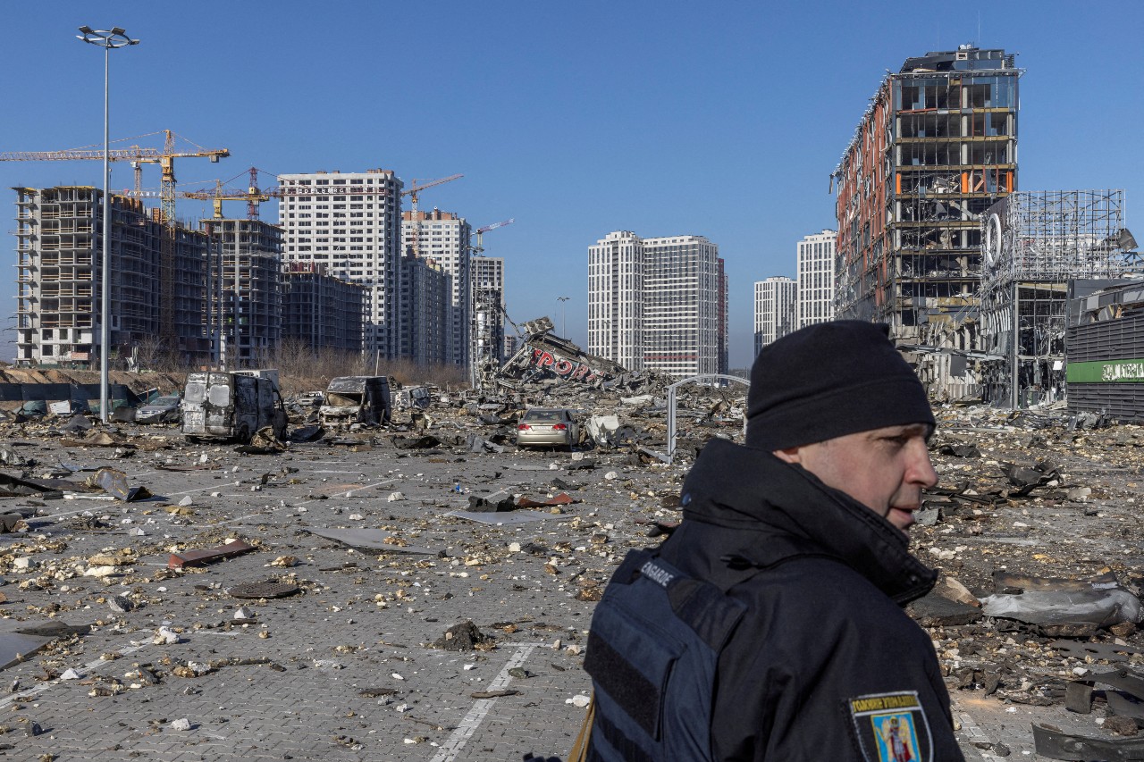 Soldado ucraniano em local de ataque a shopping center em Kiev durante invasão da Ucrânia pela Rússia