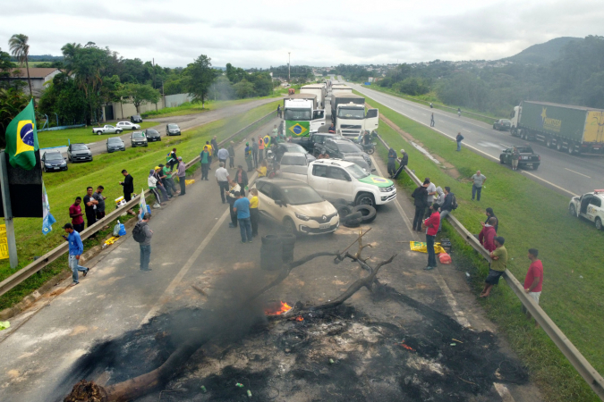 Caminhoneiros bloqueiam rodovias