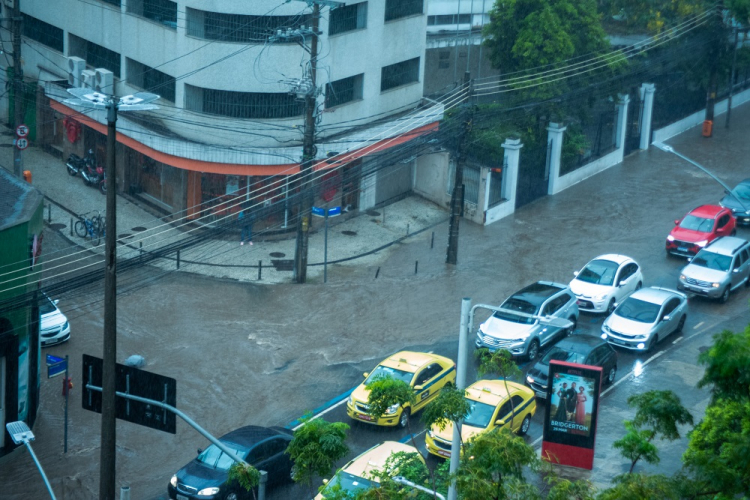 Inmet emite alerta para chuvas intensas em SP, RJ e MG