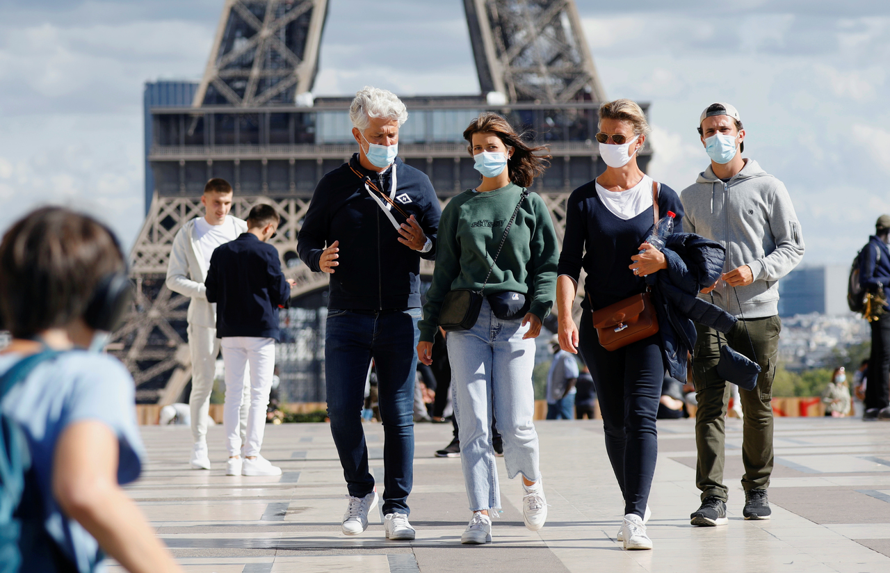 Pessoas caminhando em Paris, na França, usando máscaras de proteção contra o coronavírus