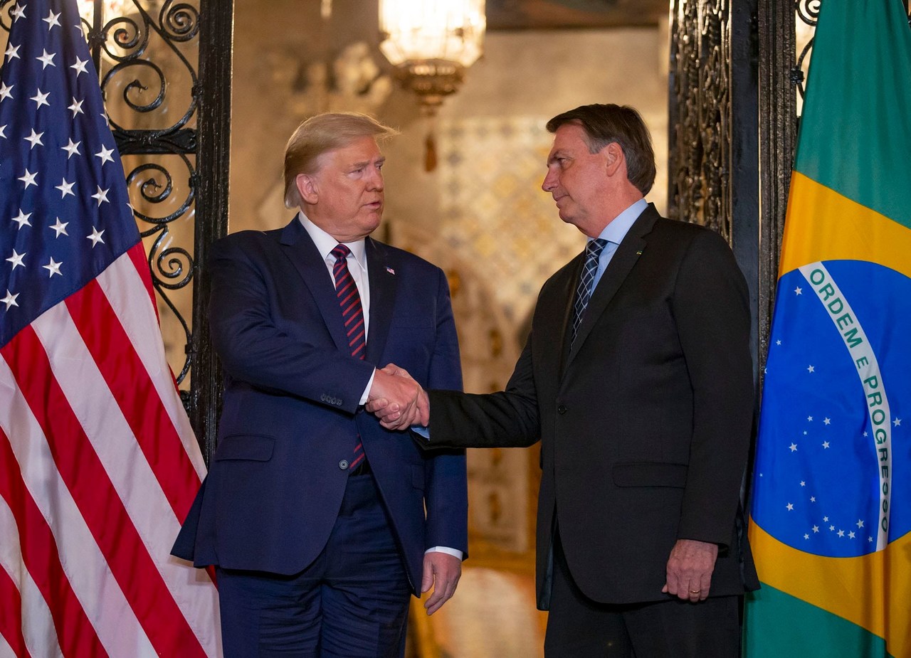 Donald Trump apertando a mão de Jair Bolsonaro