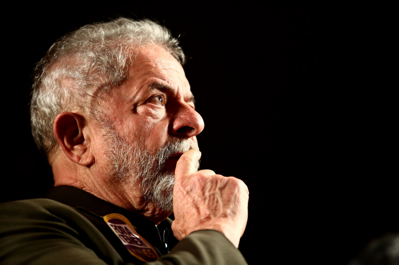 Lula, Homem grisalho olhando para o horizonte com mão no rosto