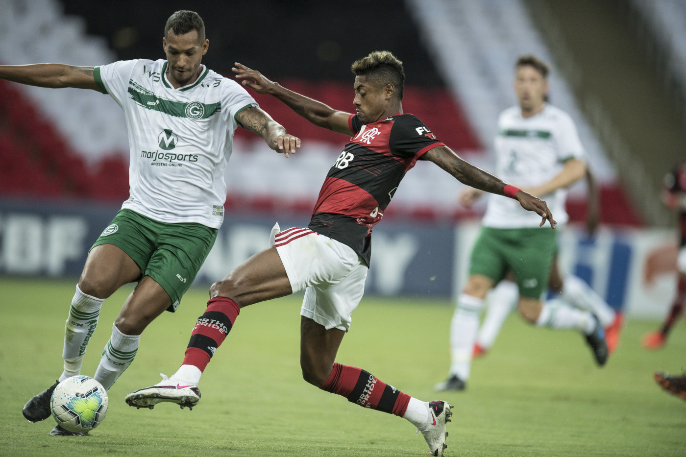 Jogadores do Flamengo e do Goiás disputando a bola