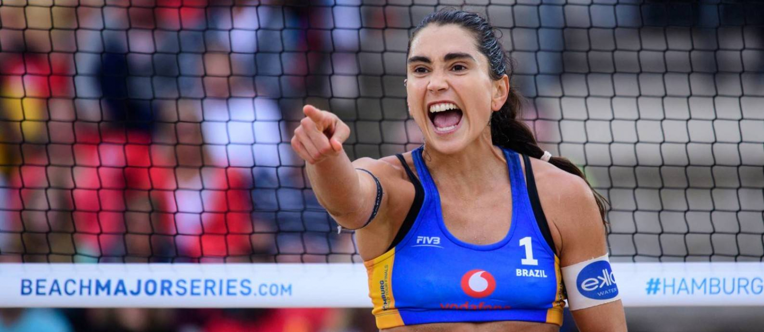 Carol Solberg é uma das principais jogadoras de vôlei de praia do