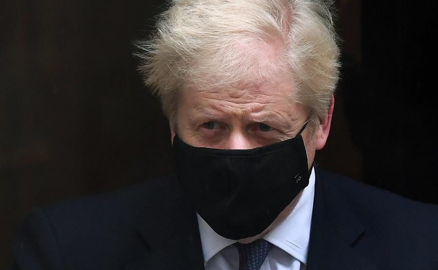O primeiro-ministro do Reino Unido, Boris Jonhson, usando máscara