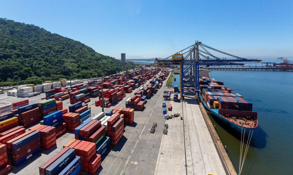 Containers empilhados em porto