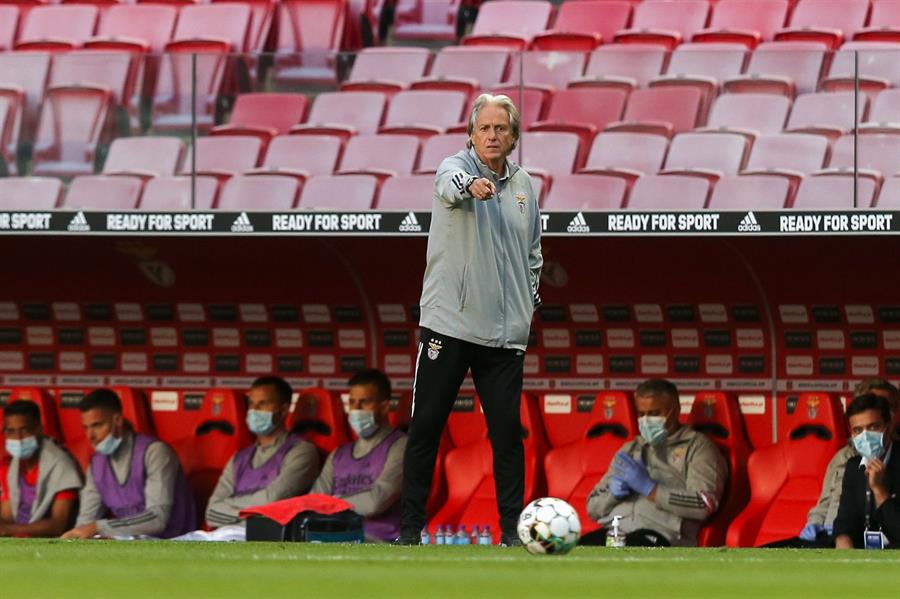 Jorge Jesus comandando Benfica durante partida válida pelo Campeonato Português