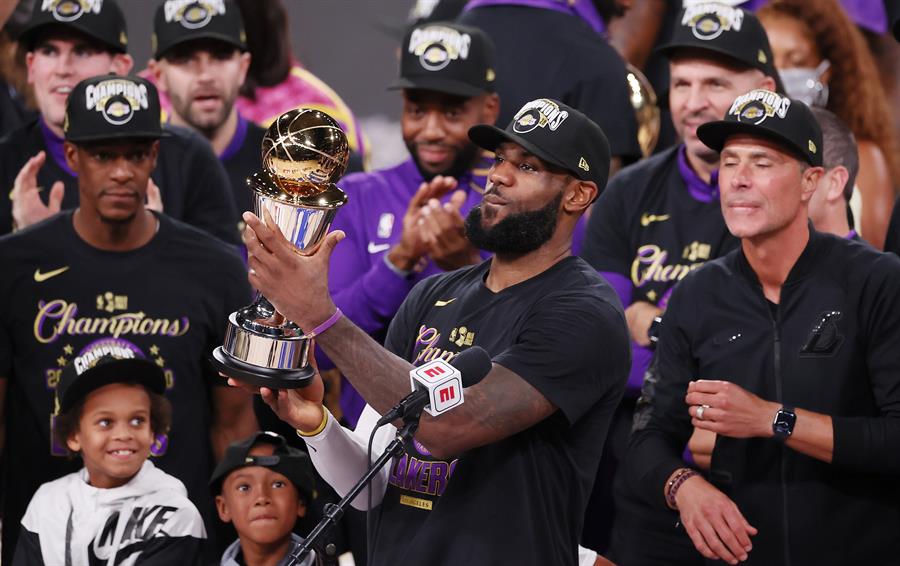 LeBron James renova com o Los Angeles Lakers e torna-se o atleta