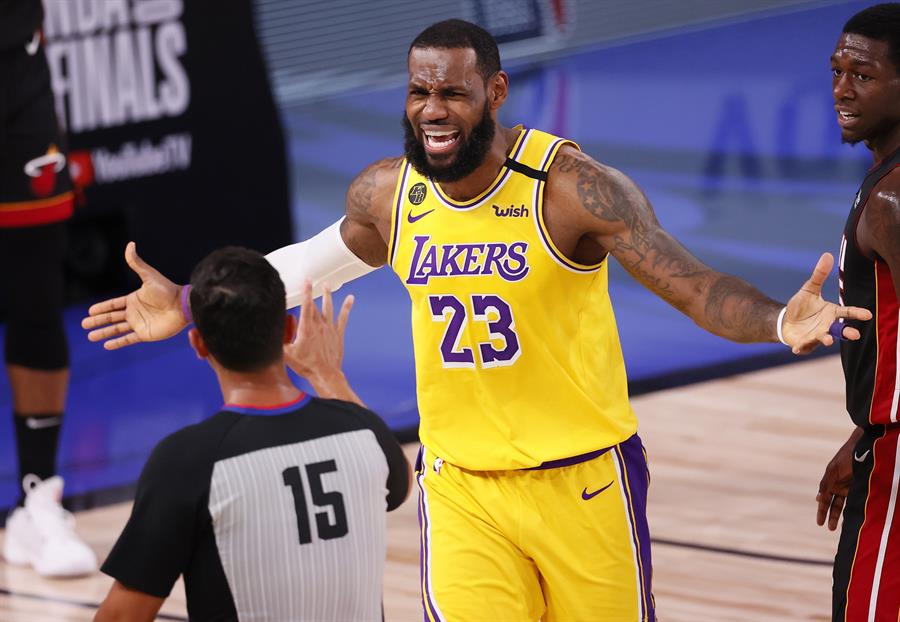 Sem LeBron James, Anthony Davis comanda vitória dos Lakers sobre