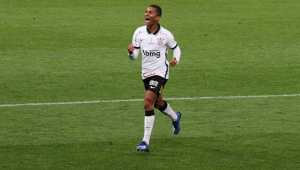 Matheus Davó celebra gol com a camisa do Corinthians diante do Internacional