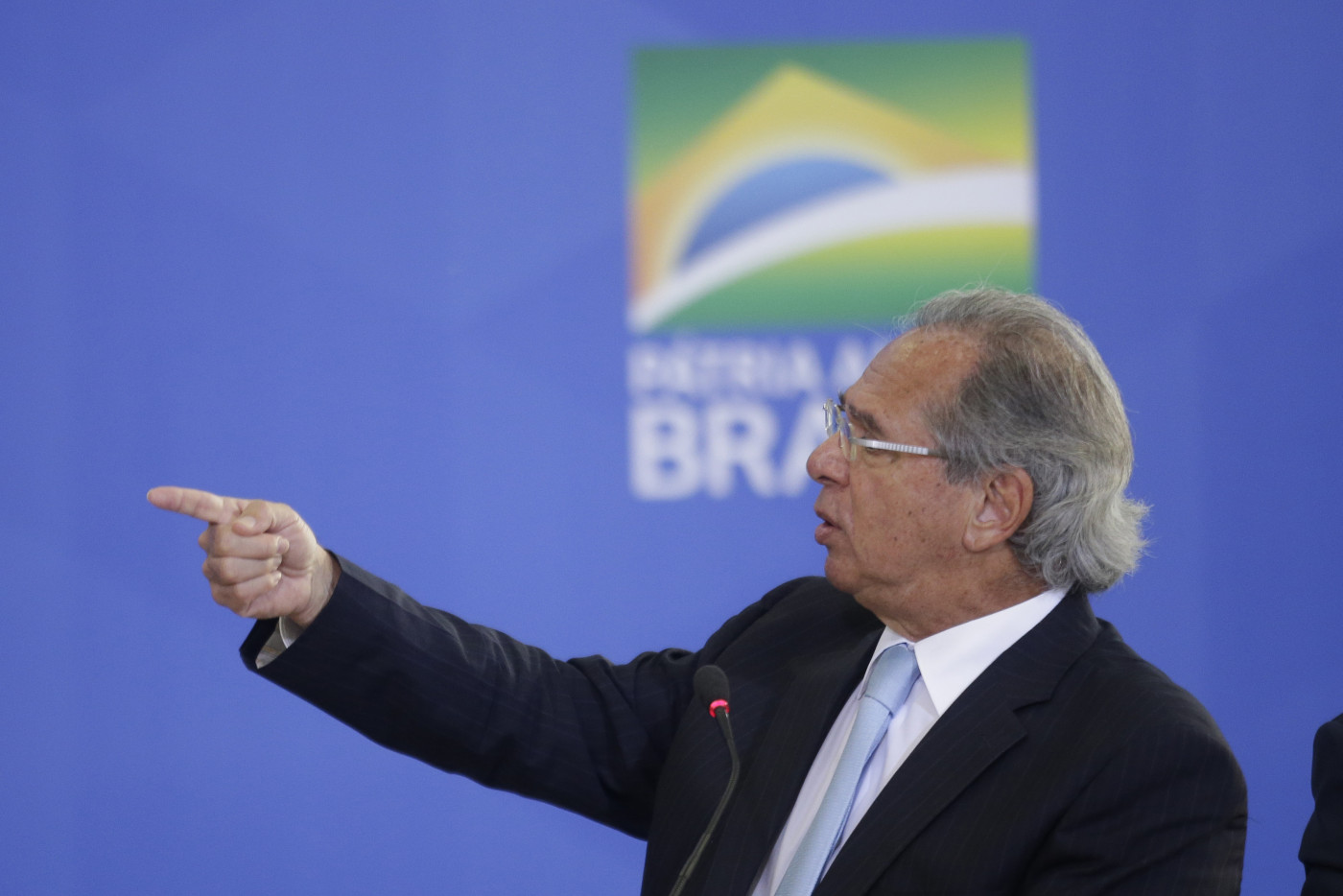 Paulo Guedes aponta para o lado durante pronunciamento
