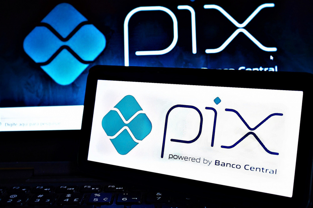 Duas telas com o logotipo do Pix
