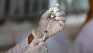Johnson & Johnson suspende teste com vacina da Covid-19 após doença em participante