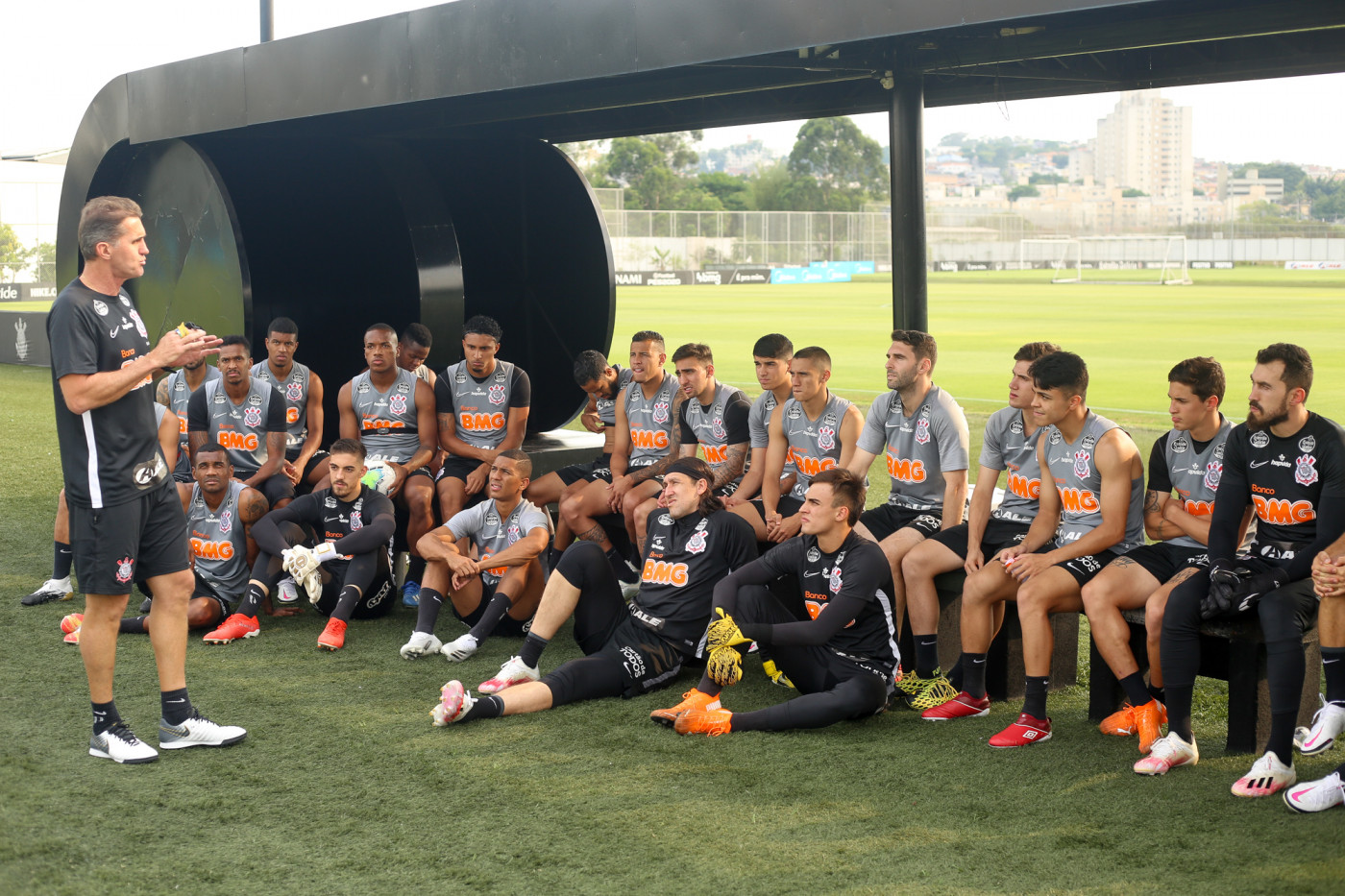 Vagner Mancini conversa com jogadores do Corinthians durante treinamento