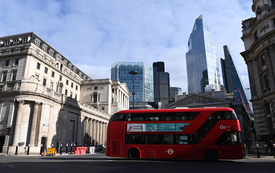 Ônibus circula no centro de Londres