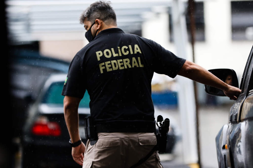 Policial Federal de costas durante operação