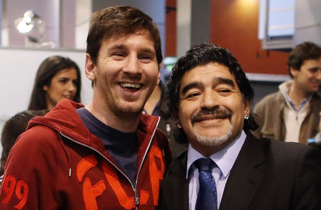 Maradona ao lado de Messi
