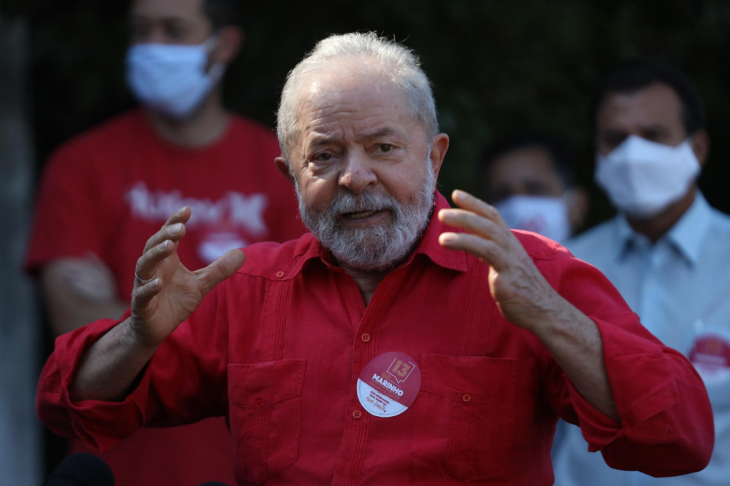 Lula gesticulando em discurso