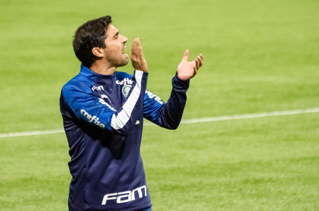 Abel Ferreira motiva jogadores do Palmeiras durante partida contra o RB Bragantino