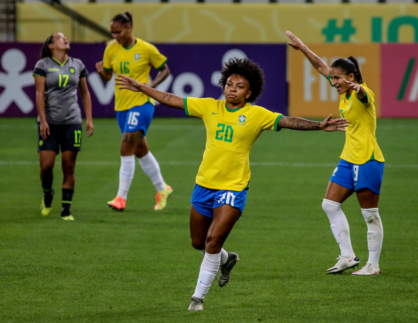 Seleção feminina de futebol estreia com goleada nos Jogos Tóquio 2020