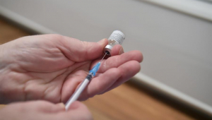 Dose da vacina da Pfizer sendo transferida para seringa