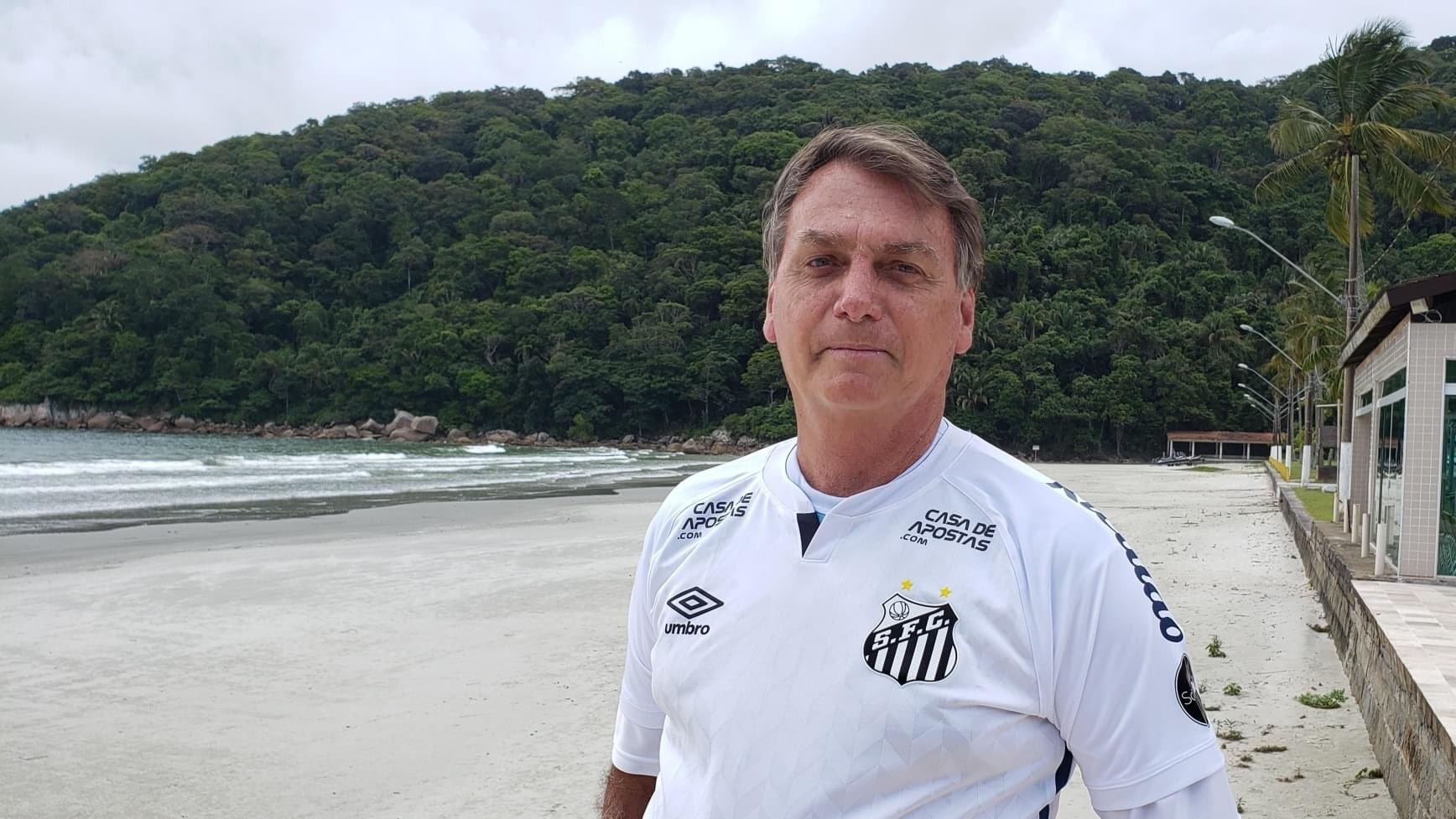 Bolsonaro com a camisa do Santos