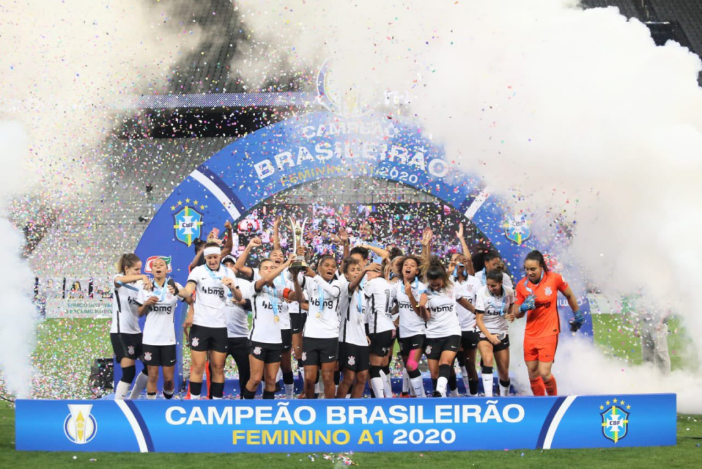 O time feminino do Corinthians comemora o título do Campeonato Brasileiro 2020