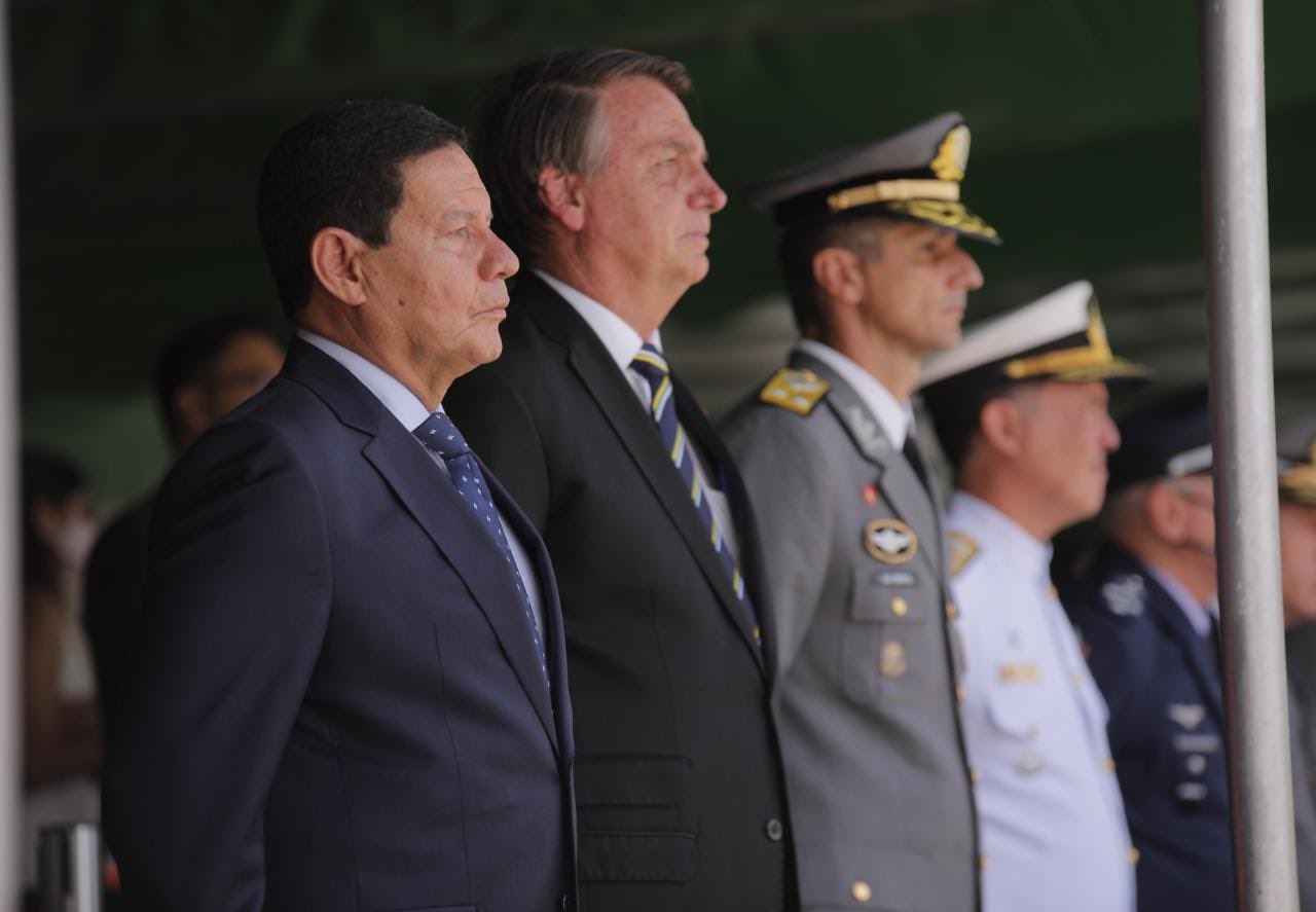 Hamilton Mourão e Jair Bolsonaro ao lado de militares na formatura na Academia Militar das Agulhas Negras