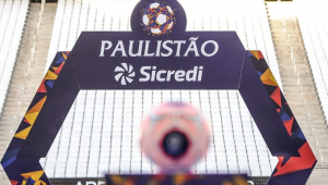 bola de futebol embaçada na frente de uma placa com o dizer 'paulistão'