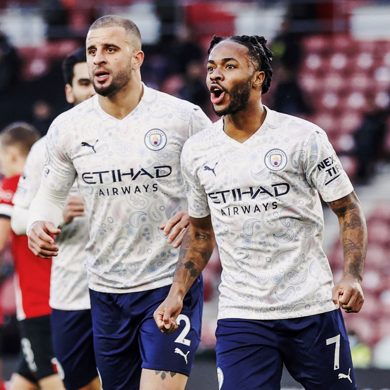 Manchester City bate o Southampton e se aproxima dos líderes no Inglês