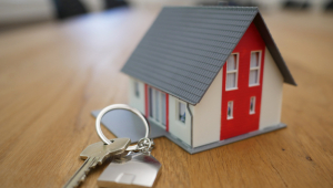 casa em miniatura com chave