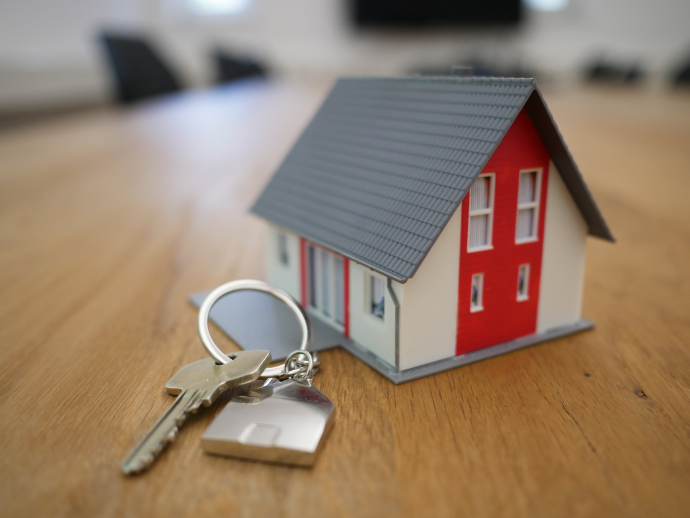 casa em miniatura com chave