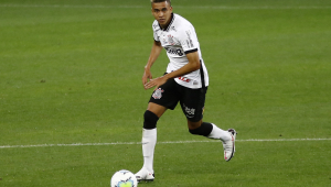 Victor Cantillo carregando a bola no meio-campo em partida do Corinthians