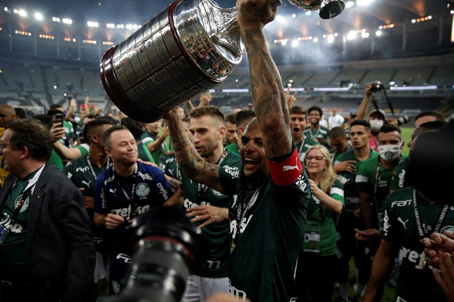 Palmeiras é campeão da Libertadores no Maracanã; Felipe Melo levanta a taça em campo