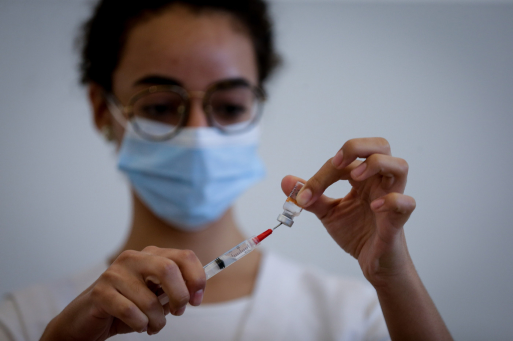 São Paulo deve receber até o fim de semana as doses da Pfizer para vacinar jovens, diz secretário