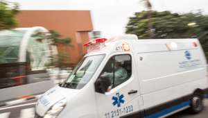 Ambulâncias deixam o Hospital Israelita Albert Einstein