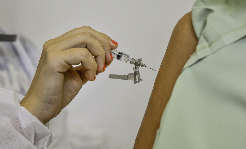 Vacinação: Ministério diz que vai aplicar nova leva sem reservar estoque para segunda dose