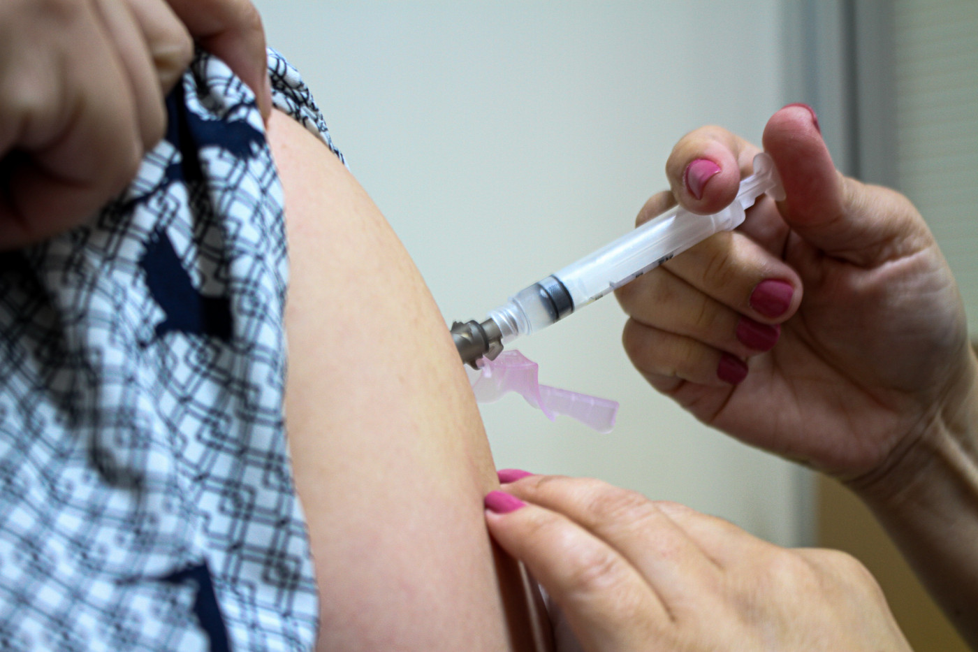 Vacina contra a Covid-19 sendo aplicada em uma pessoa