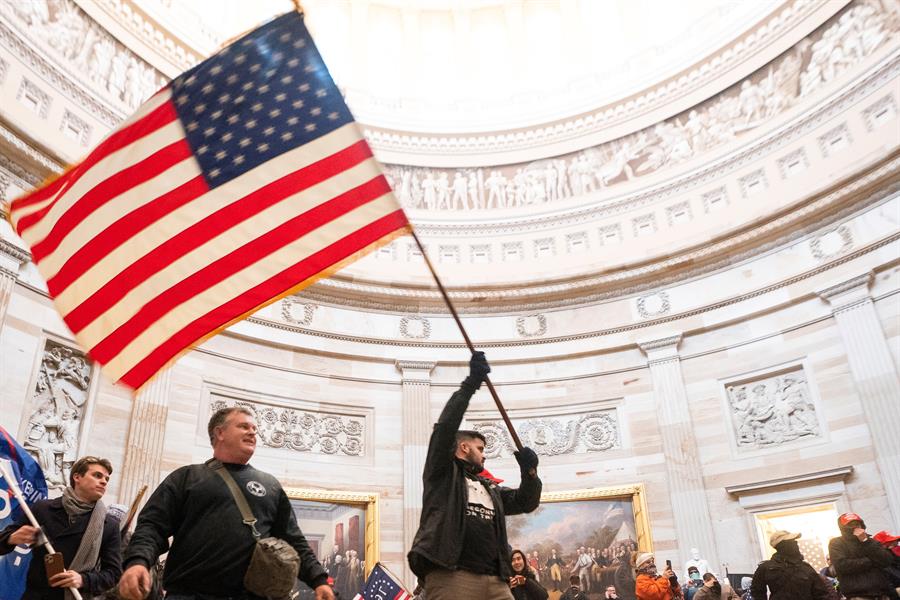 pessoa levantndo bandeira dos eua