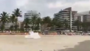Ação da PM contra aglomeração em praia no município de Bertioga