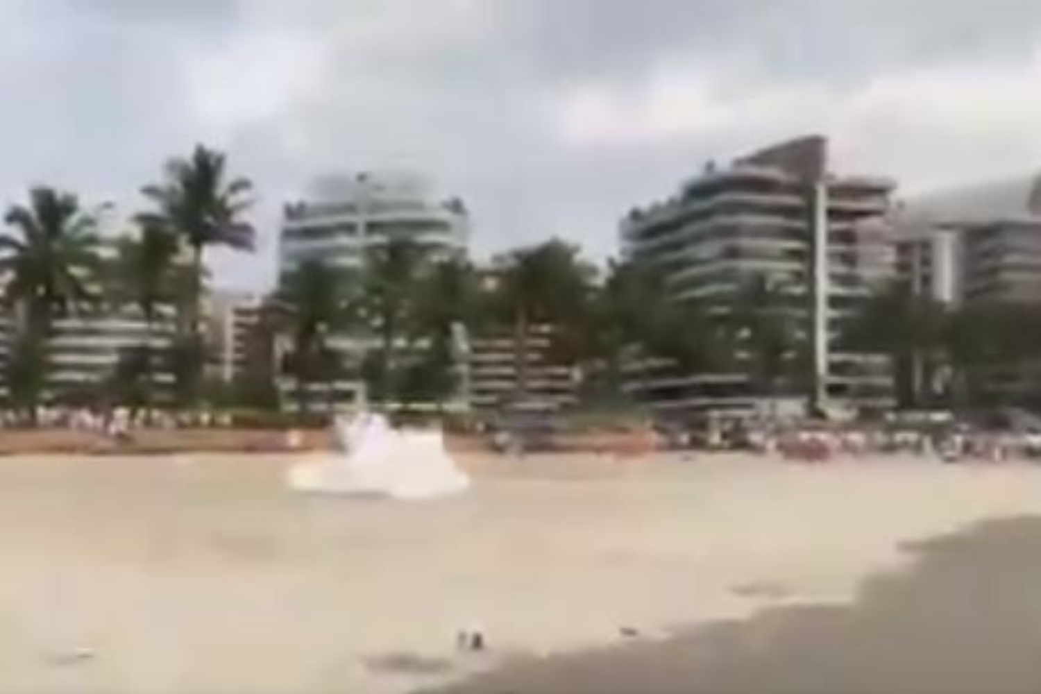 Ação da PM contra aglomeração em praia no município de Bertioga